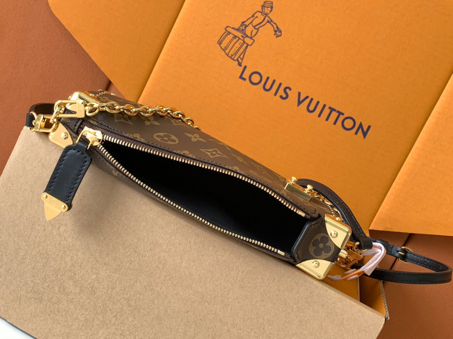 Louis Vuitton 全钢 M13147 SlimTrunk手袋以优雅之姿亮相2025 Cruise早春秀场
