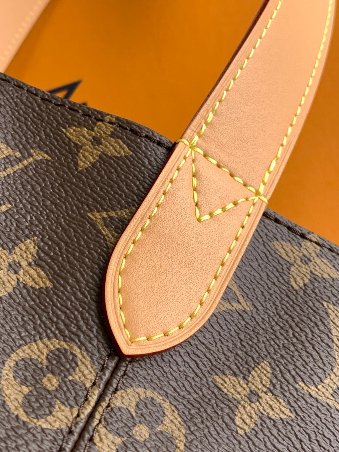 Louis Vuitton 全钢 M12926 本款Alin大号手袋采用Monogram帆布塑造水桶包构型