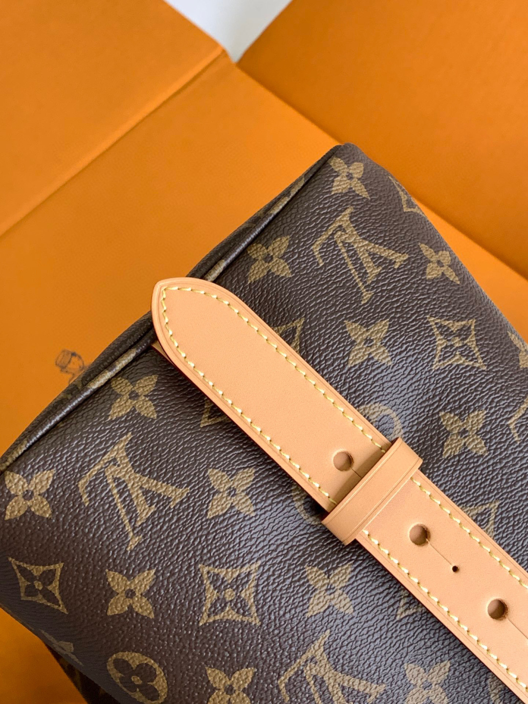 Louis Vuitton 全钢 M12926 本款Alin大号手袋采用Monogram帆布塑造水桶包构型