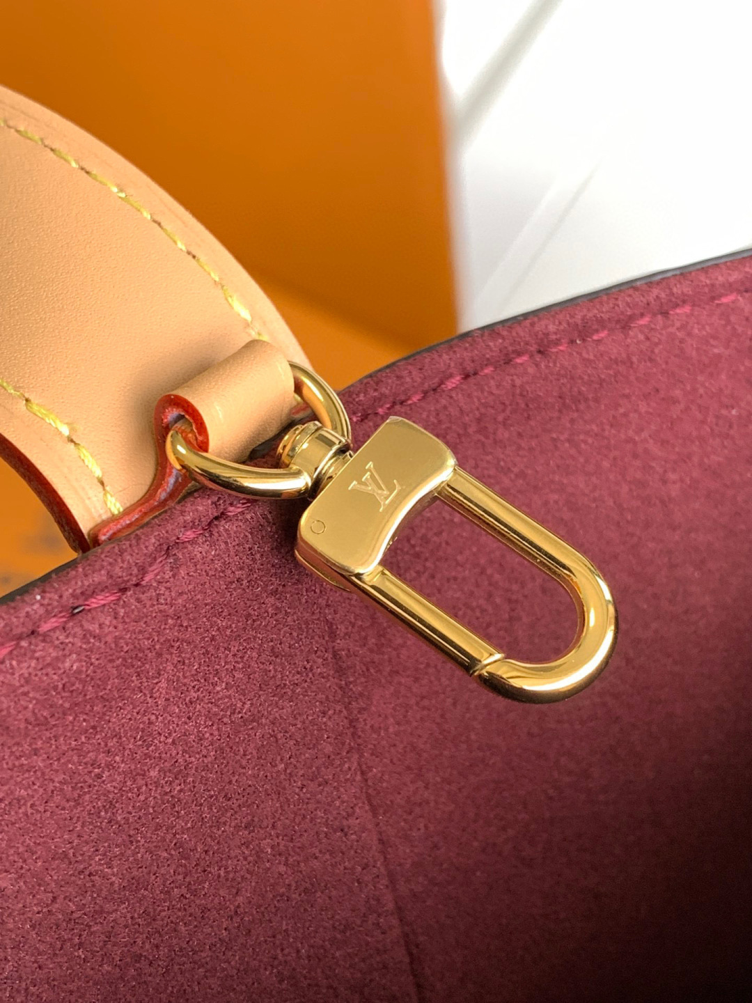 Louis Vuitton 全钢 M12926 本款Alin大号手袋采用Monogram帆布塑造水桶包构型