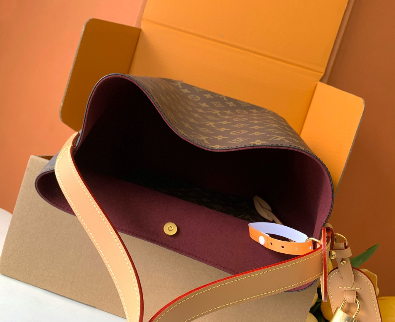 Louis Vuitton 全钢 M12926 本款Alin大号手袋采用Monogram帆布塑造水桶包构型