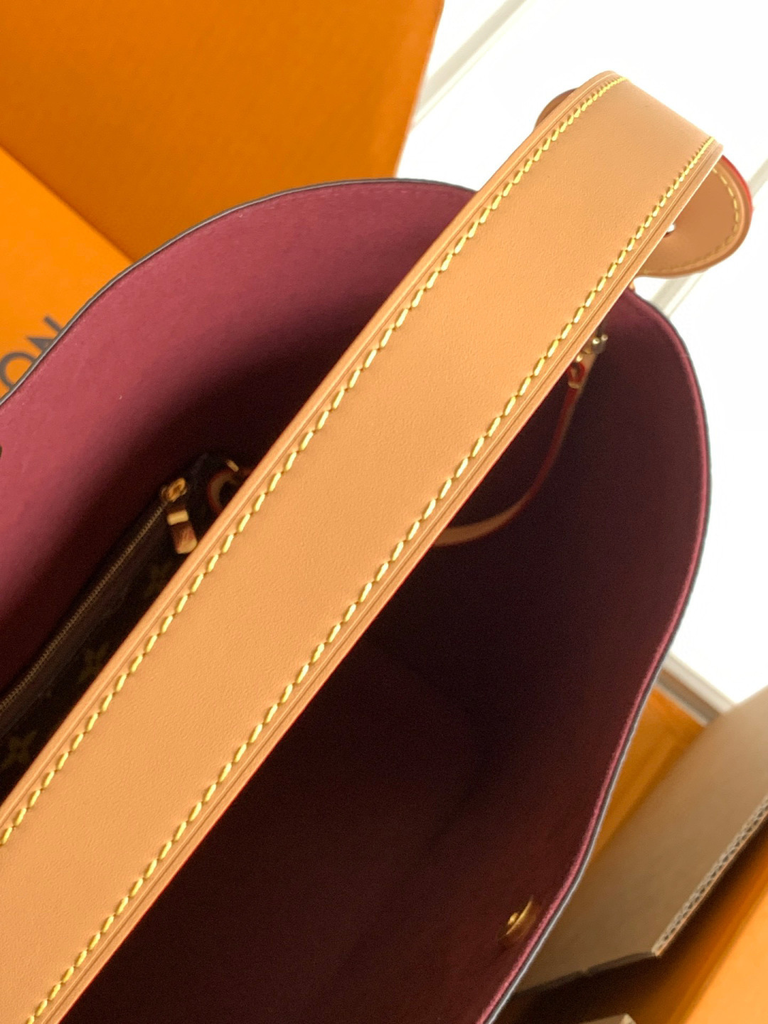 Louis Vuitton 全钢 M12926 本款Alin大号手袋采用Monogram帆布塑造水桶包构型