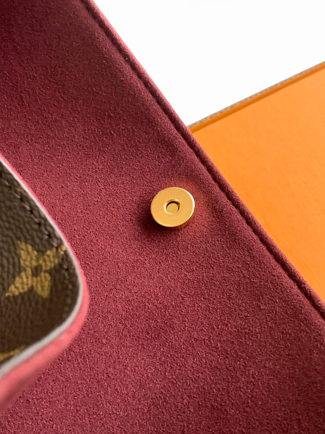 Louis Vuitton 全钢 M12926 本款Alin大号手袋采用Monogram帆布塑造水桶包构型