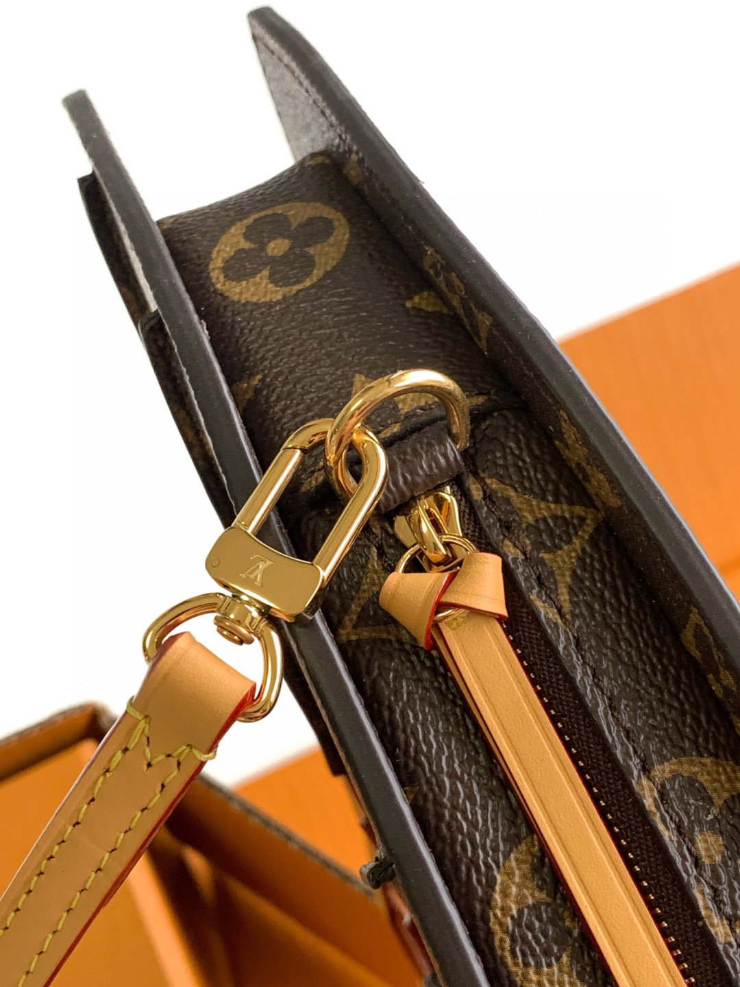Louis Vuitton 𝐋𝐕 𝐅𝐚𝐧 手袋取材 𝐌𝐨𝐧𝐨𝐠𝐫𝐚𝐦 帆布 以别致设计亮相 𝟐𝟎𝟐𝟓 春夏秀场