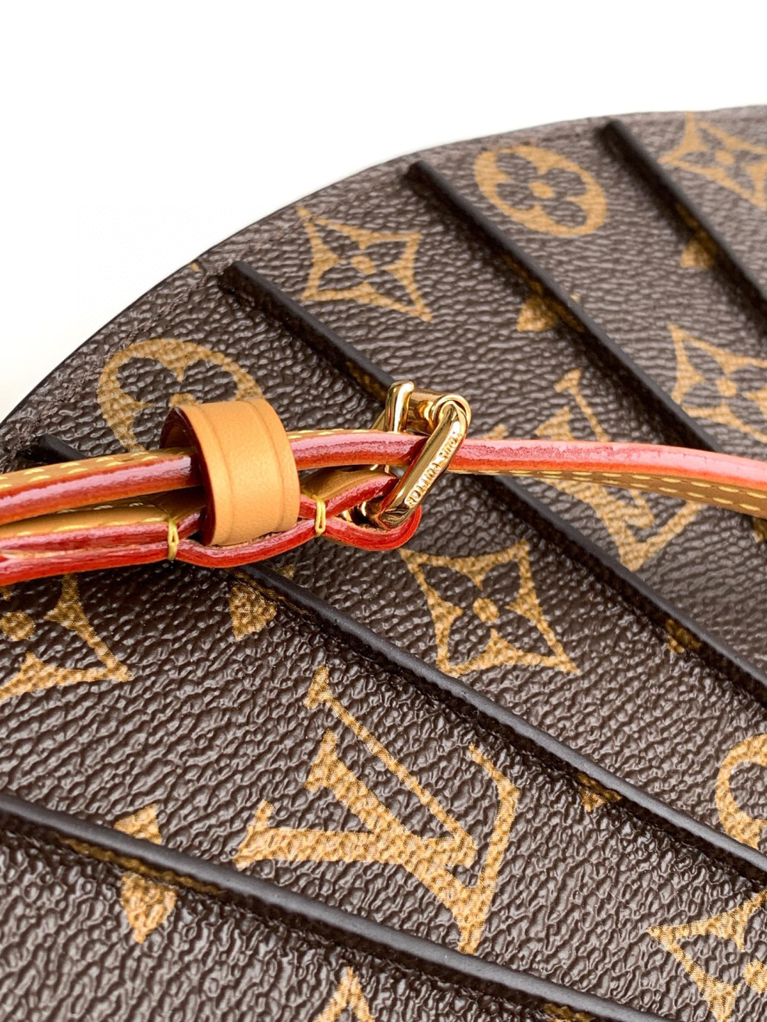 Louis Vuitton 𝐋𝐕 𝐅𝐚𝐧 手袋取材 𝐌𝐨𝐧𝐨𝐠𝐫𝐚𝐦 帆布 以别致设计亮相 𝟐𝟎𝟐𝟓 春夏秀场