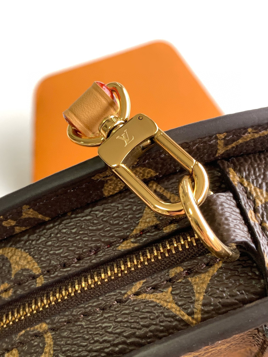 Louis Vuitton 𝐋𝐕 𝐅𝐚𝐧 手袋取材 𝐌𝐨𝐧𝐨𝐠𝐫𝐚𝐦 帆布 以别致设计亮相 𝟐𝟎𝟐𝟓 春夏秀场