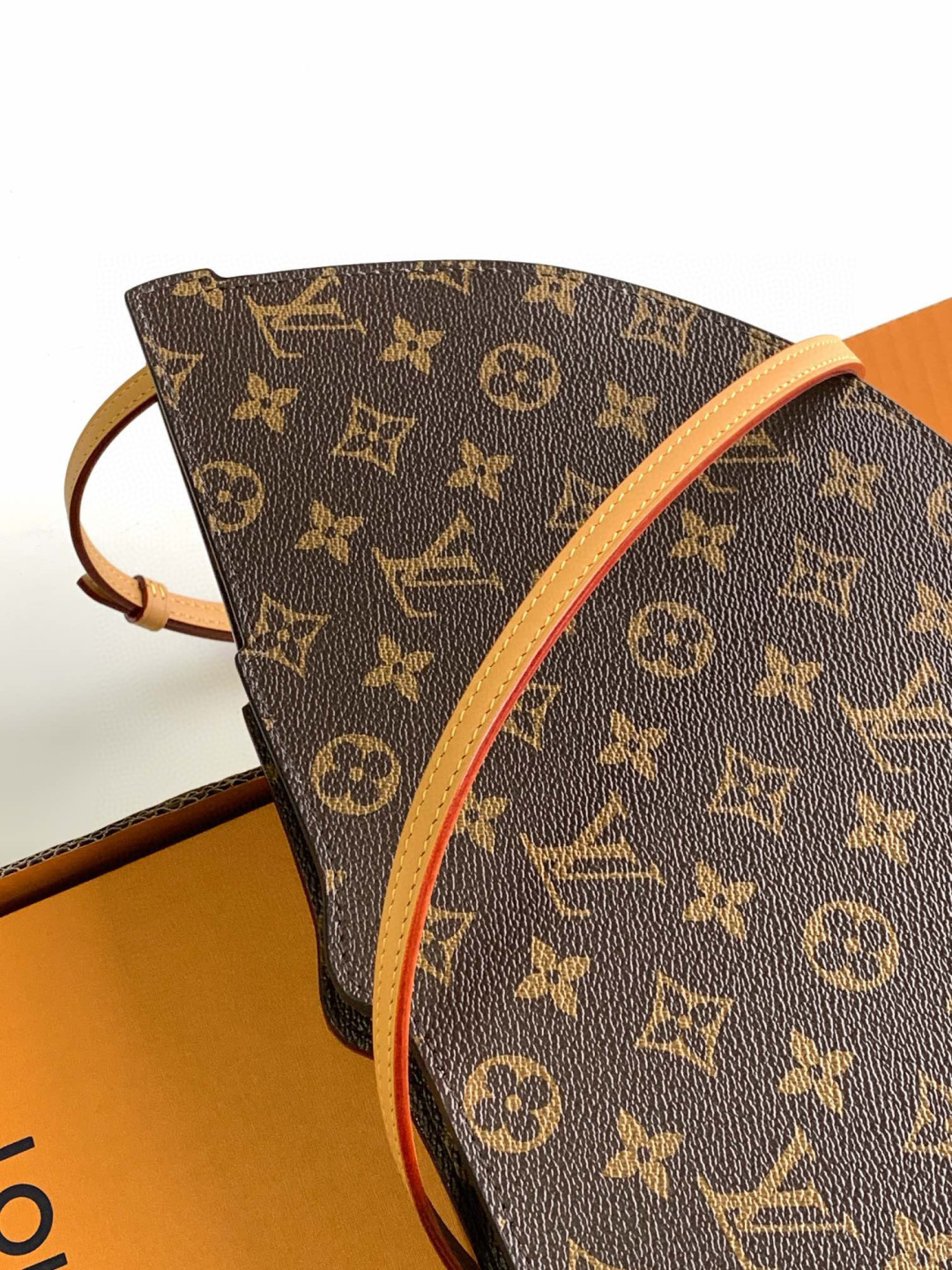 Louis Vuitton 𝐋𝐕 𝐅𝐚𝐧 手袋取材 𝐌𝐨𝐧𝐨𝐠𝐫𝐚𝐦 帆布 以别致设计亮相 𝟐𝟎𝟐𝟓 春夏秀场