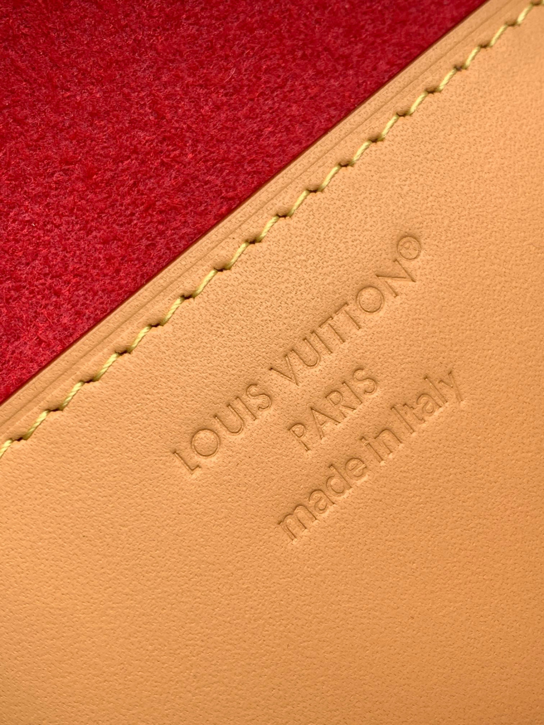 Louis Vuitton 𝐋𝐕 𝐅𝐚𝐧 手袋取材 𝐌𝐨𝐧𝐨𝐠𝐫𝐚𝐦 帆布 以别致设计亮相 𝟐𝟎𝟐𝟓 春夏秀场