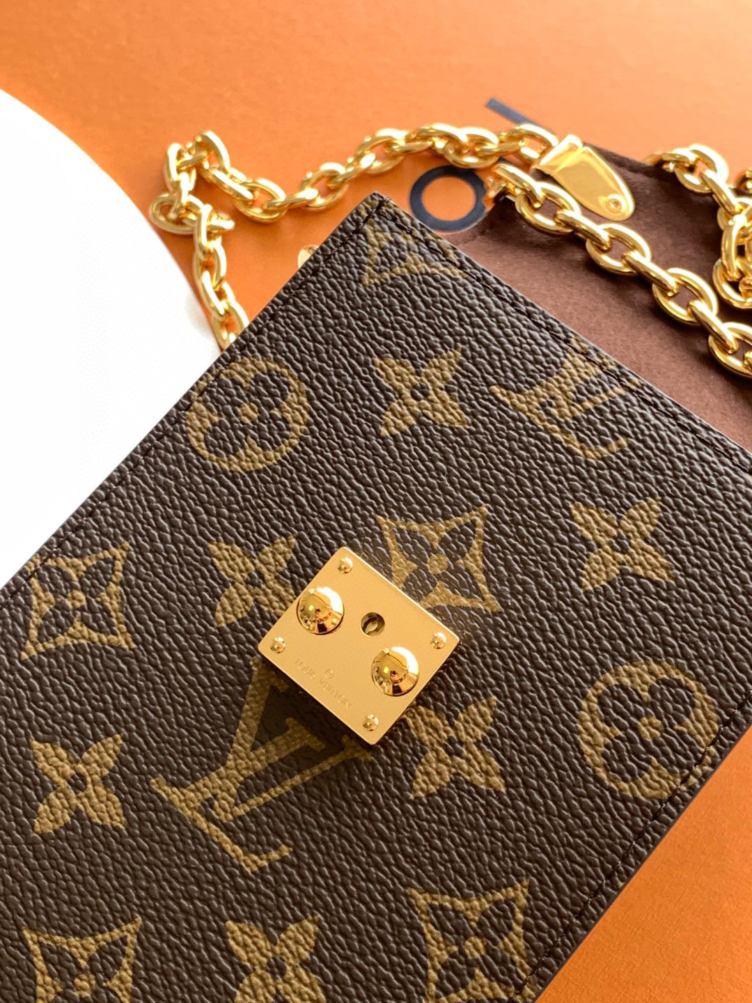 Louis Vuitton Métis 手机包 全钢 M13572 本款 Métis 手机包向路易威登 行李箱采撷灵感