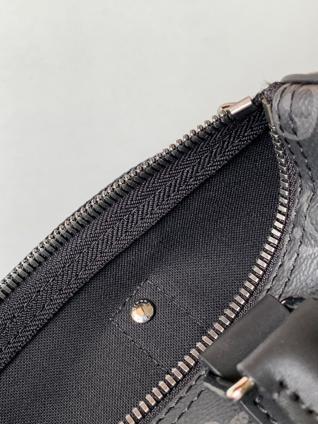 Louis Vuitton 动态变码芯片 Keepall 25 手袋