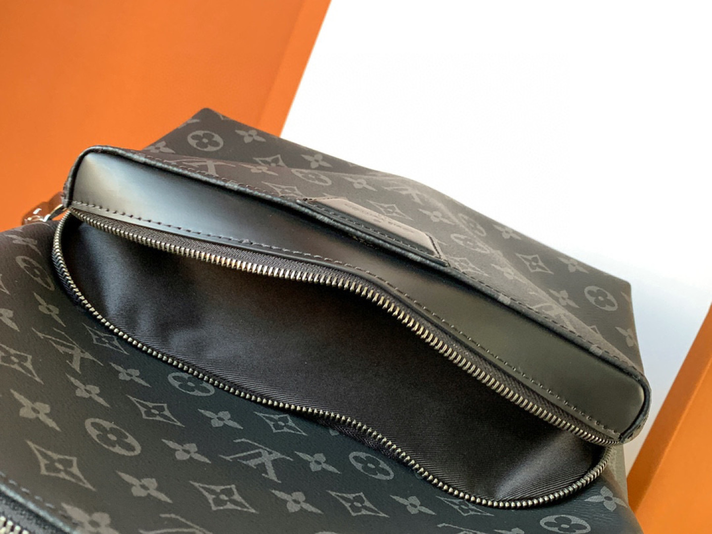 Louis Vuitton Discovery 双肩包