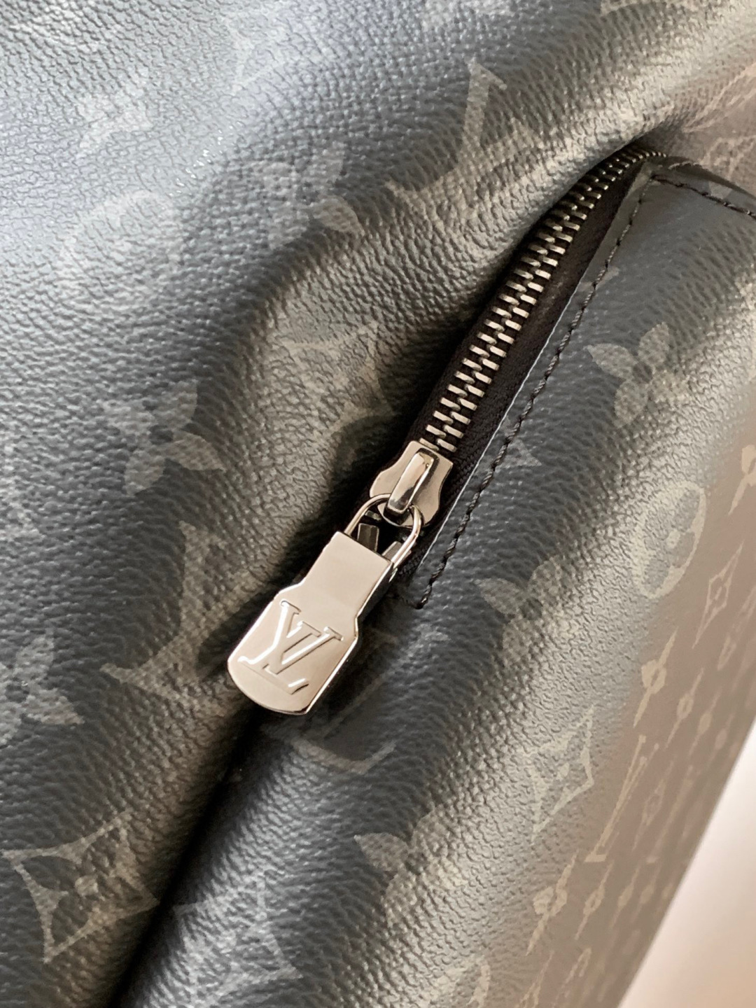 Louis Vuitton Discovery 双肩包