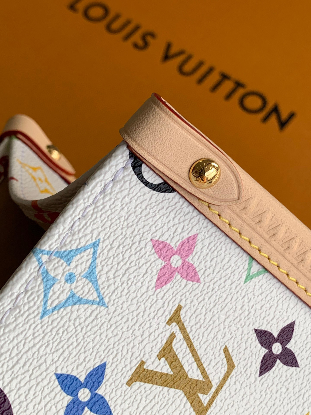 Louis Vuitton x 村上隆再版系列以灵动笔触演绎 OnTheGo 中号手袋