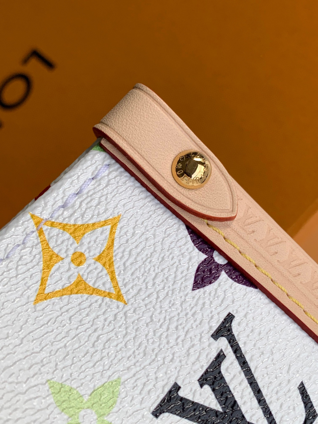 Louis Vuitton x 村上隆再版系列以灵动笔触演绎 OnTheGo 中号手袋