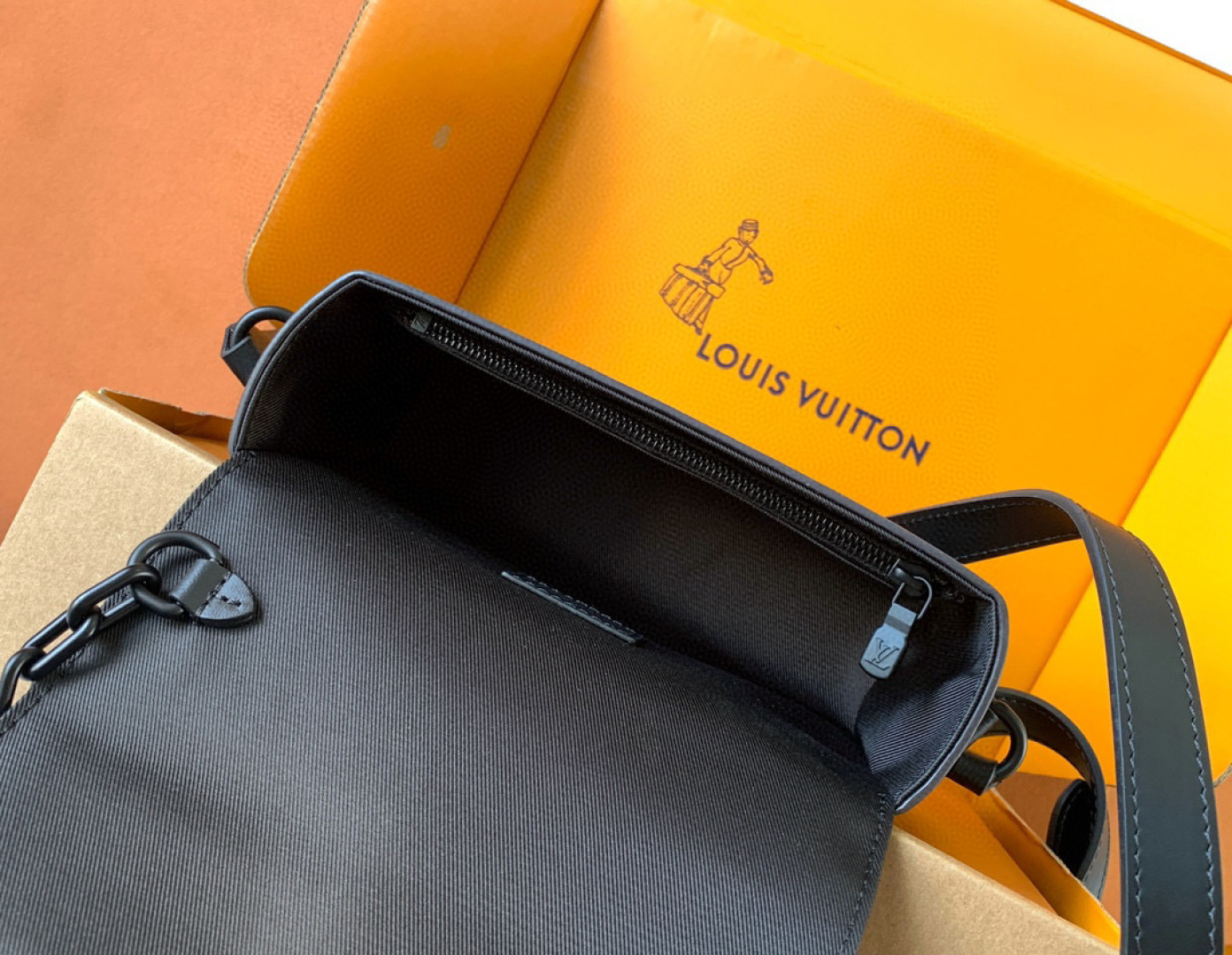 Louis Vuitton 独家首发型号：M83613 全钢正版（动态码）品质提升． 同步 动态电子芯片、礼品袋、保护纸