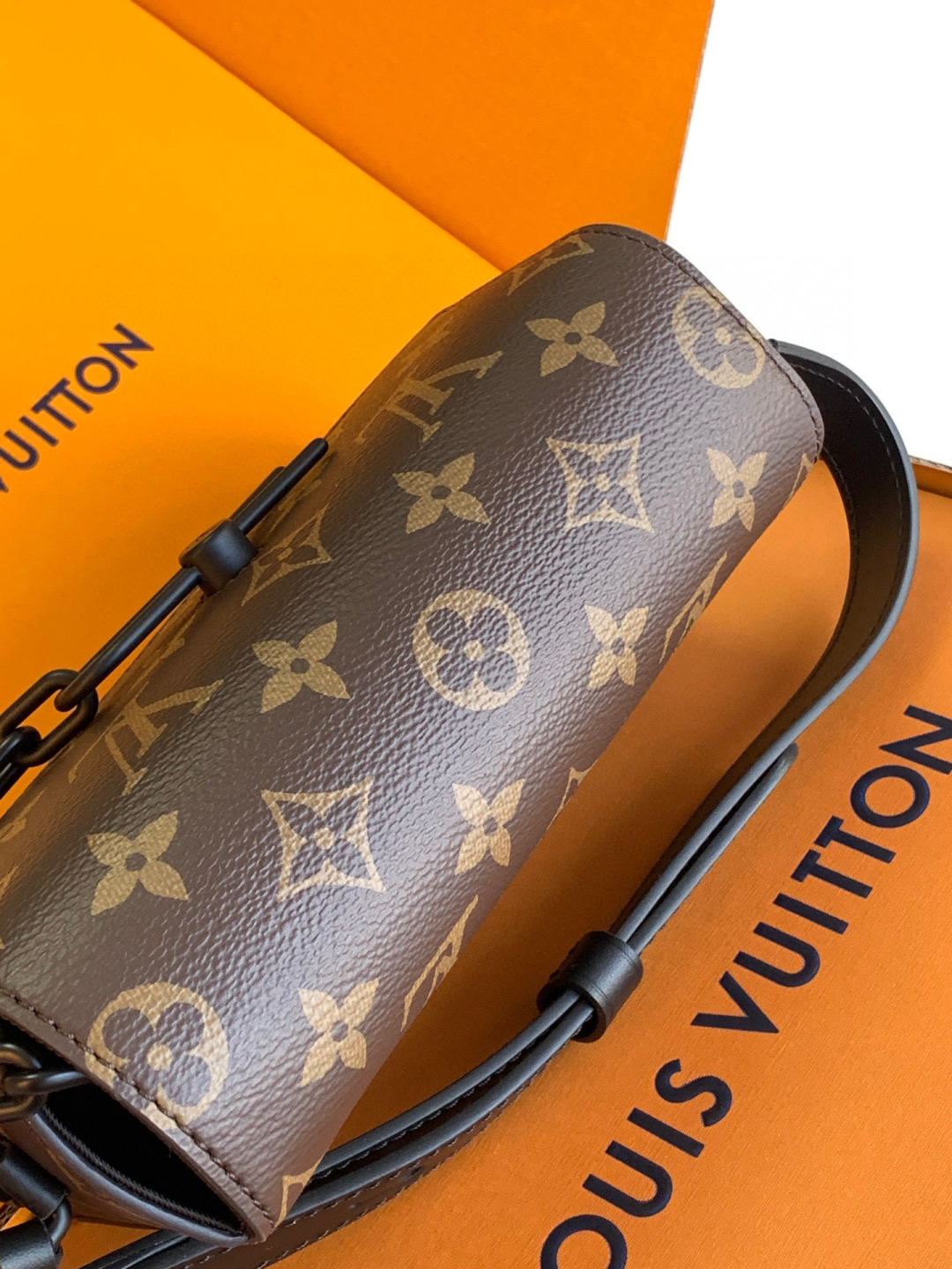 Louis Vuitton 独家首发型号：M83613 全钢正版（动态码）品质提升． 同步 动态电子芯片、礼品袋、保护纸