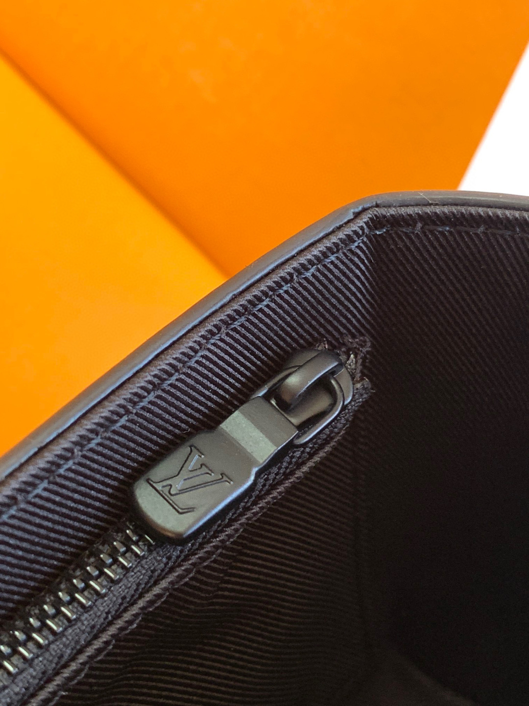 Louis Vuitton 独家首发型号：M83613 全钢正版（动态码）品质提升． 同步 动态电子芯片、礼品袋、保护纸