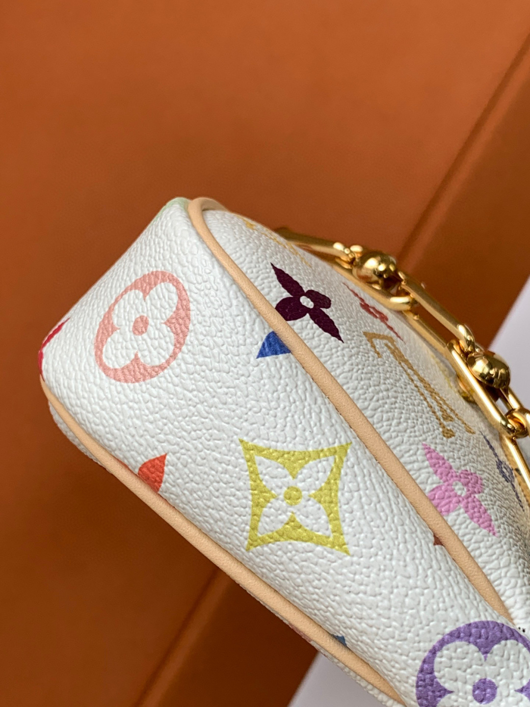 Louis Vuitton 全钢M13404 本款Pochette Accessoires手袋取材涂层帆布