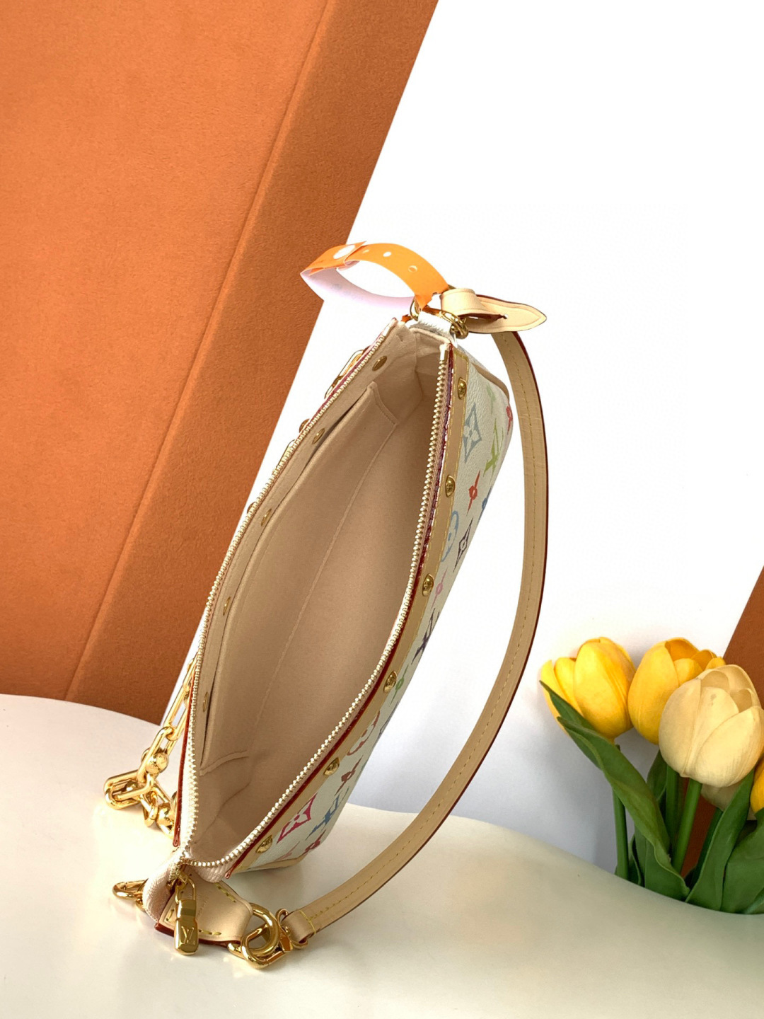 Louis Vuitton 全钢M13404 本款Pochette Accessoires手袋取材涂层帆布
