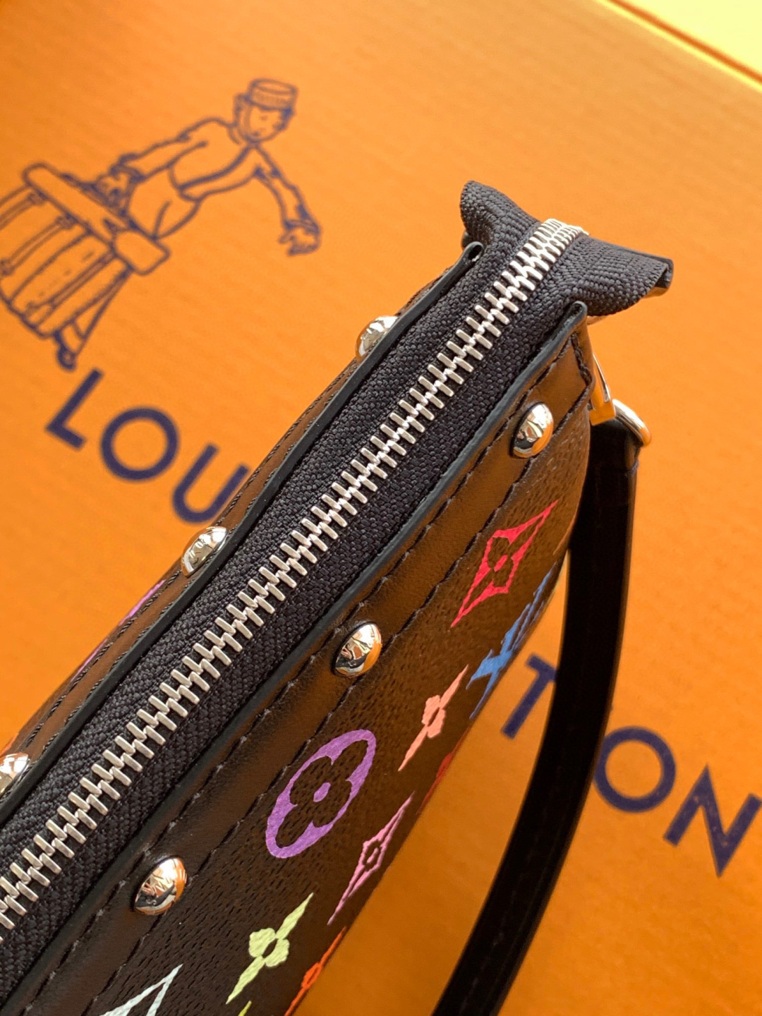 Louis Vuitton 全钢163C芯片 M13663黑彩 本款 Pochette Accessoires 手袋取材涂层帆布
