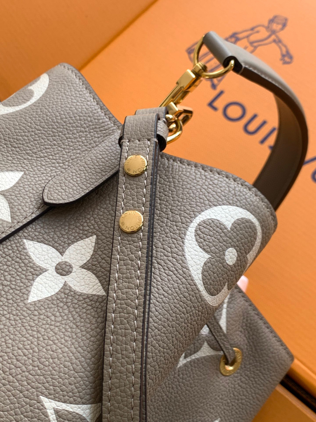 Louis Vuitton M45555卡其丝印 全皮压花水桶包
