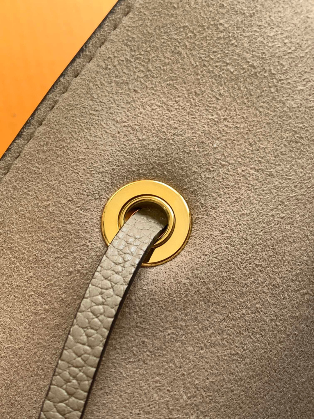 Louis Vuitton M45555卡其丝印 全皮压花水桶包