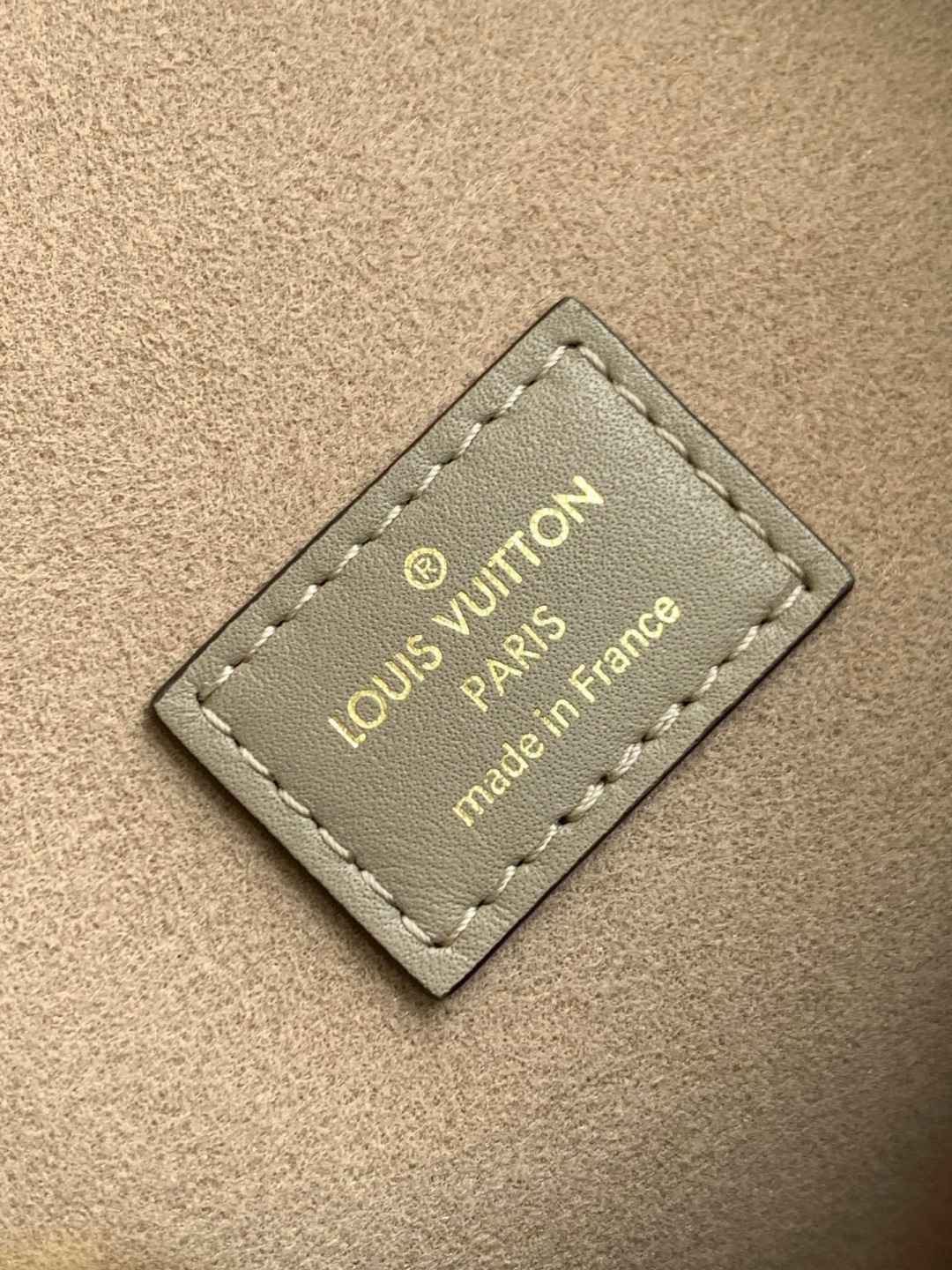 Louis Vuitton M45555卡其丝印 全皮压花水桶包