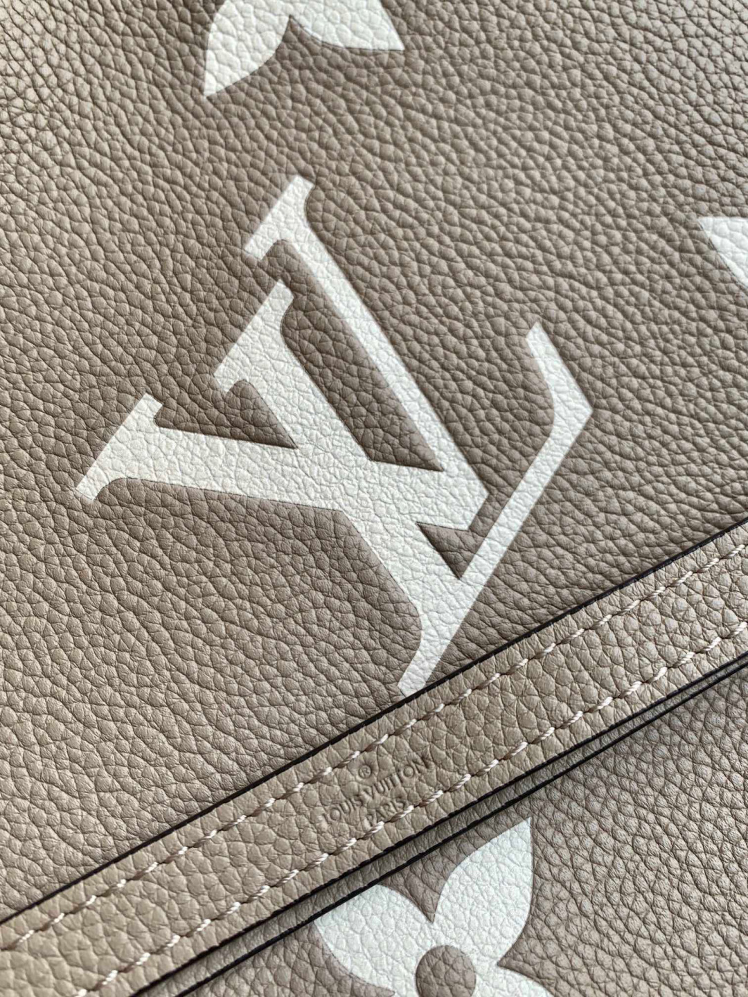 Louis Vuitton M45555卡其丝印 全皮压花水桶包