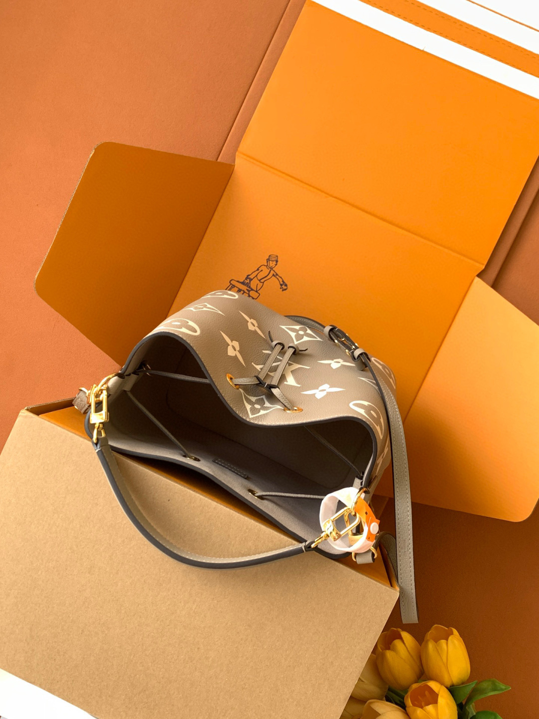 Louis Vuitton M45555卡其丝印 全皮压花水桶包