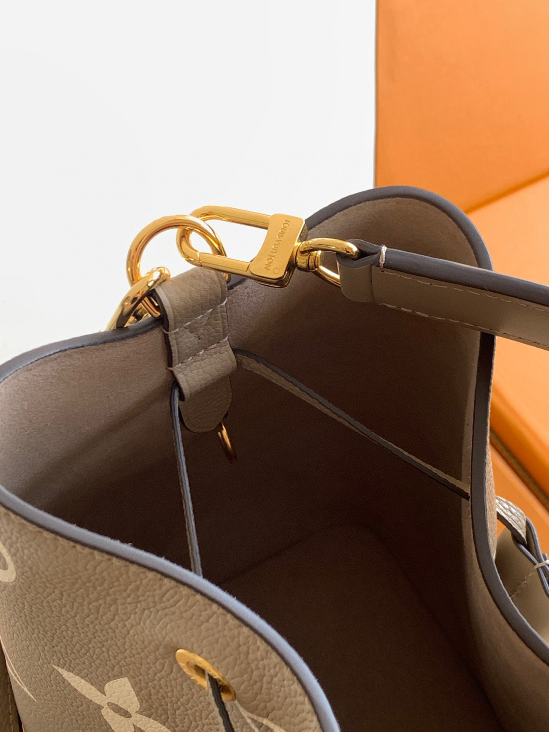 Louis Vuitton M45555卡其丝印 全皮压花水桶包