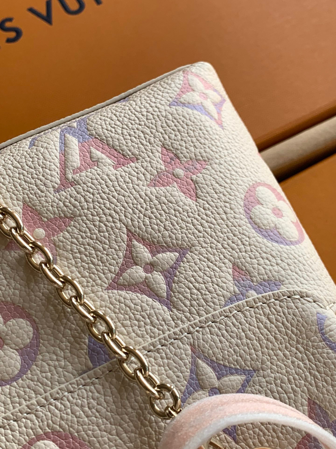 Louis Vuitton 本款 Nano Madeleine 手袋沐浴新季幻梦色彩 可轻松点睛各式造型