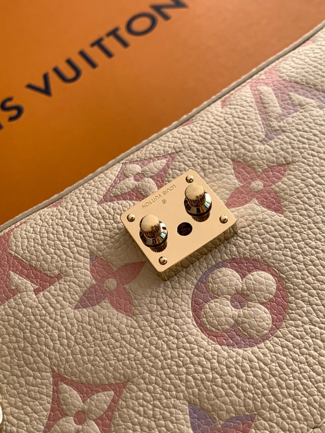 Louis Vuitton 本款 Nano Madeleine 手袋沐浴新季幻梦色彩 可轻松点睛各式造型