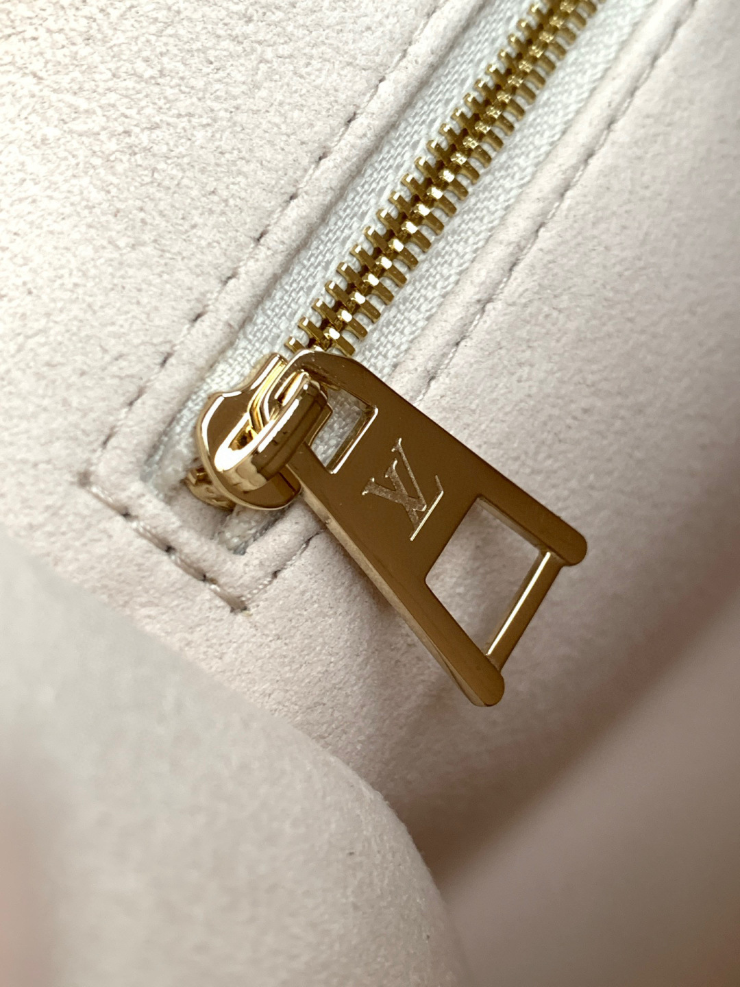 Louis Vuitton 全钢 独实家‬拍163芯片 M25770渐变 本款 OnTheGo 小号手袋出自 Dream 系列