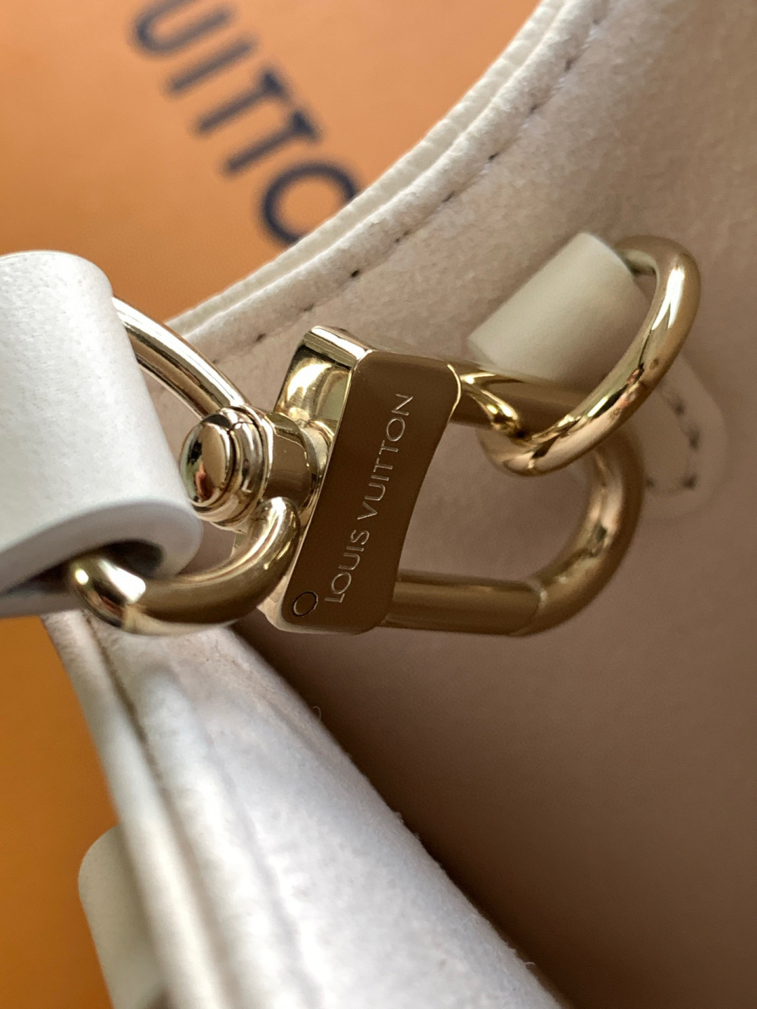 Louis Vuitton 全钢 独实家‬拍163芯片 M25770渐变 本款 OnTheGo 小号手袋出自 Dream 系列