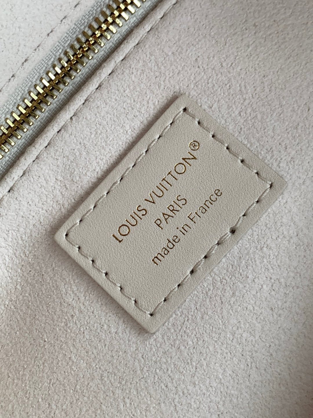 Louis Vuitton 全钢 独实家‬拍163芯片 M25770渐变 本款 OnTheGo 小号手袋出自 Dream 系列
