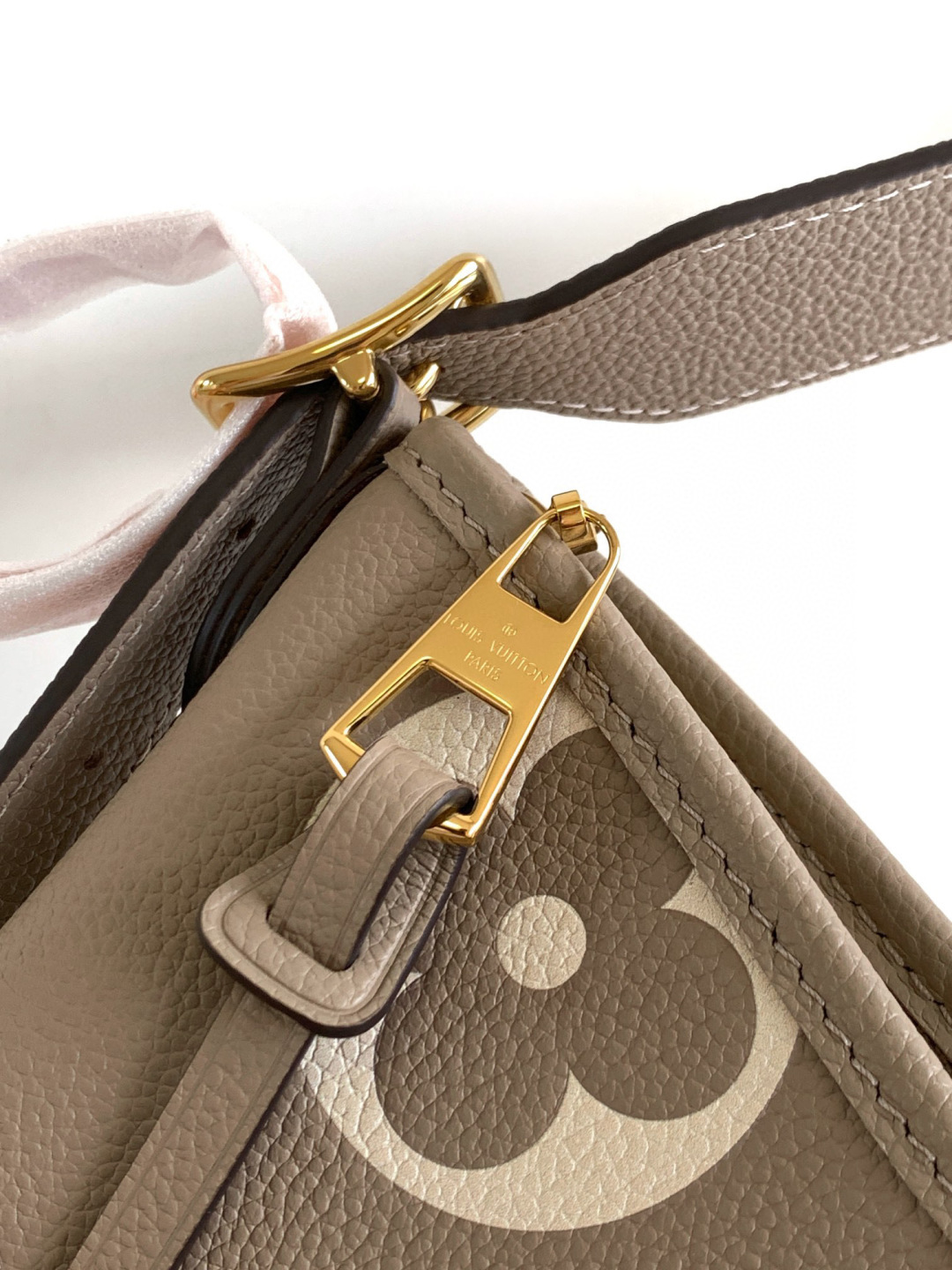 Louis Vuitton 动态芯片版， 精品 ，全钢五金 M47180大象灰压花
