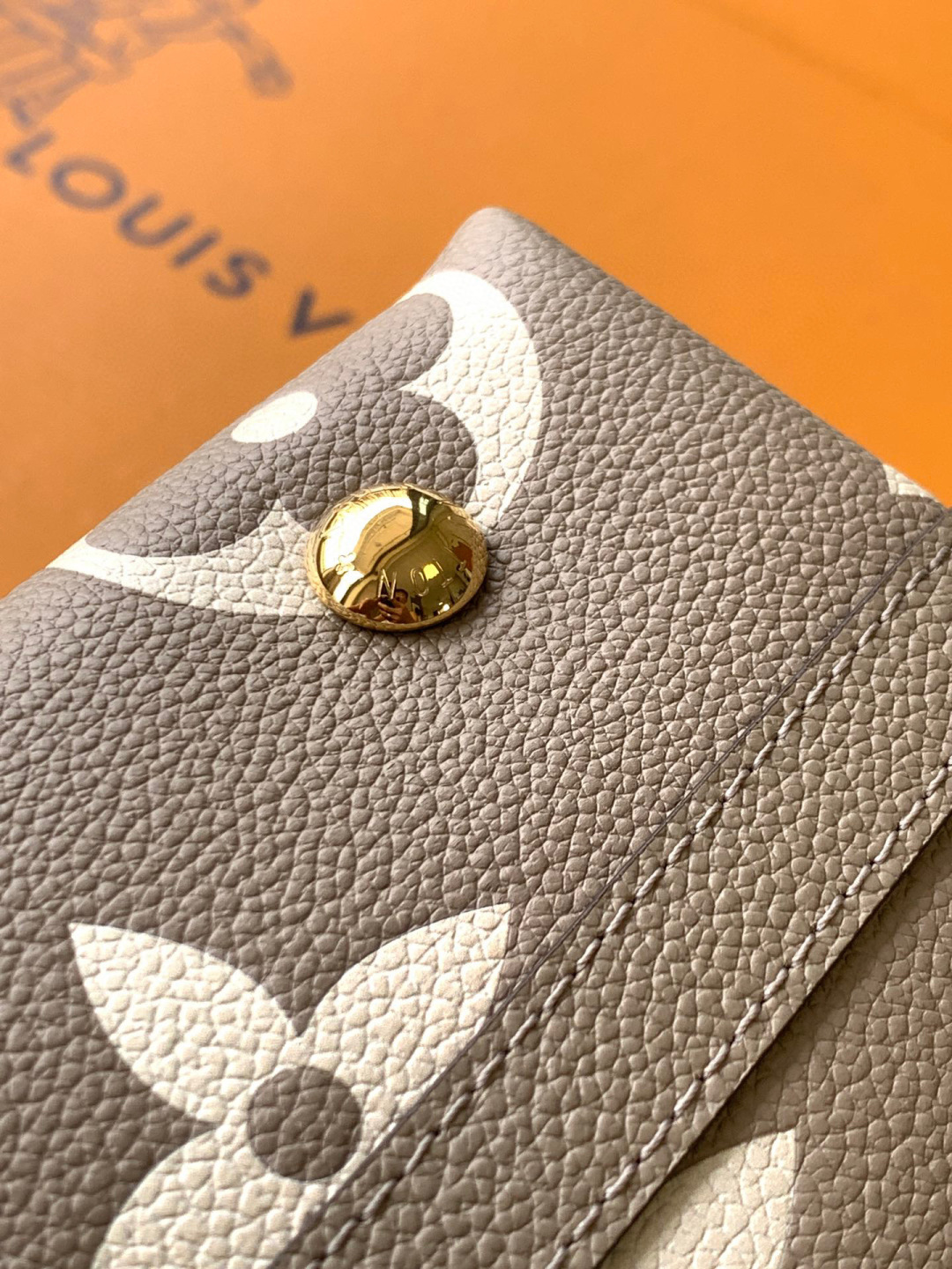 Louis Vuitton 动态芯片版， 精品 ，全钢五金 M47180大象灰压花