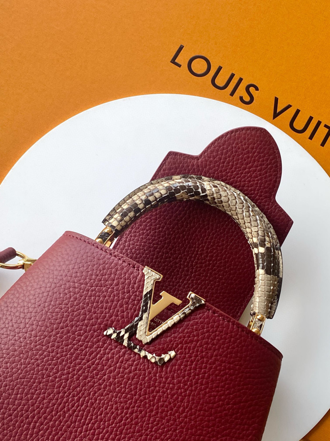 Louis Vuitton N85515 全钢 进口牛皮枣红配亮光蟒蛇金动态163 2024 夏季款 Capucines 迷你手袋取材 Taurillon 进口牛皮革