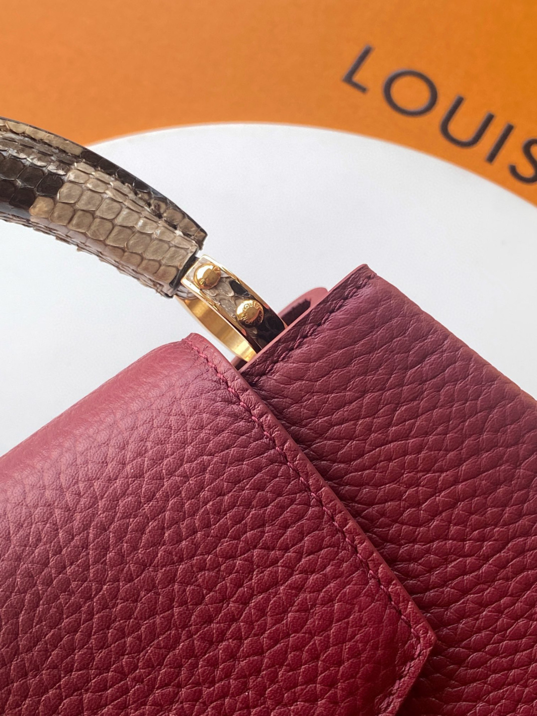 Louis Vuitton N85515 全钢 进口牛皮枣红配亮光蟒蛇金动态163 2024 夏季款 Capucines 迷你手袋取材 Taurillon 进口牛皮革