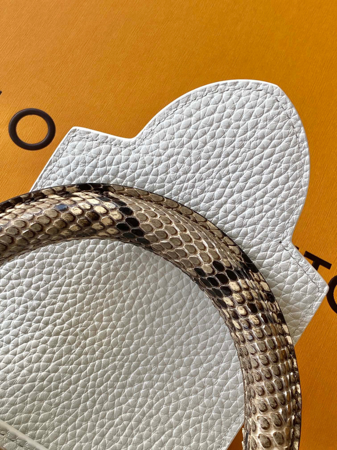 Louis Vuitton N85515 全钢 进口牛皮白配亮光蟒蛇金动态163 2024 夏季款 Capucines 迷你手袋取材 Taurillon 进口牛皮革