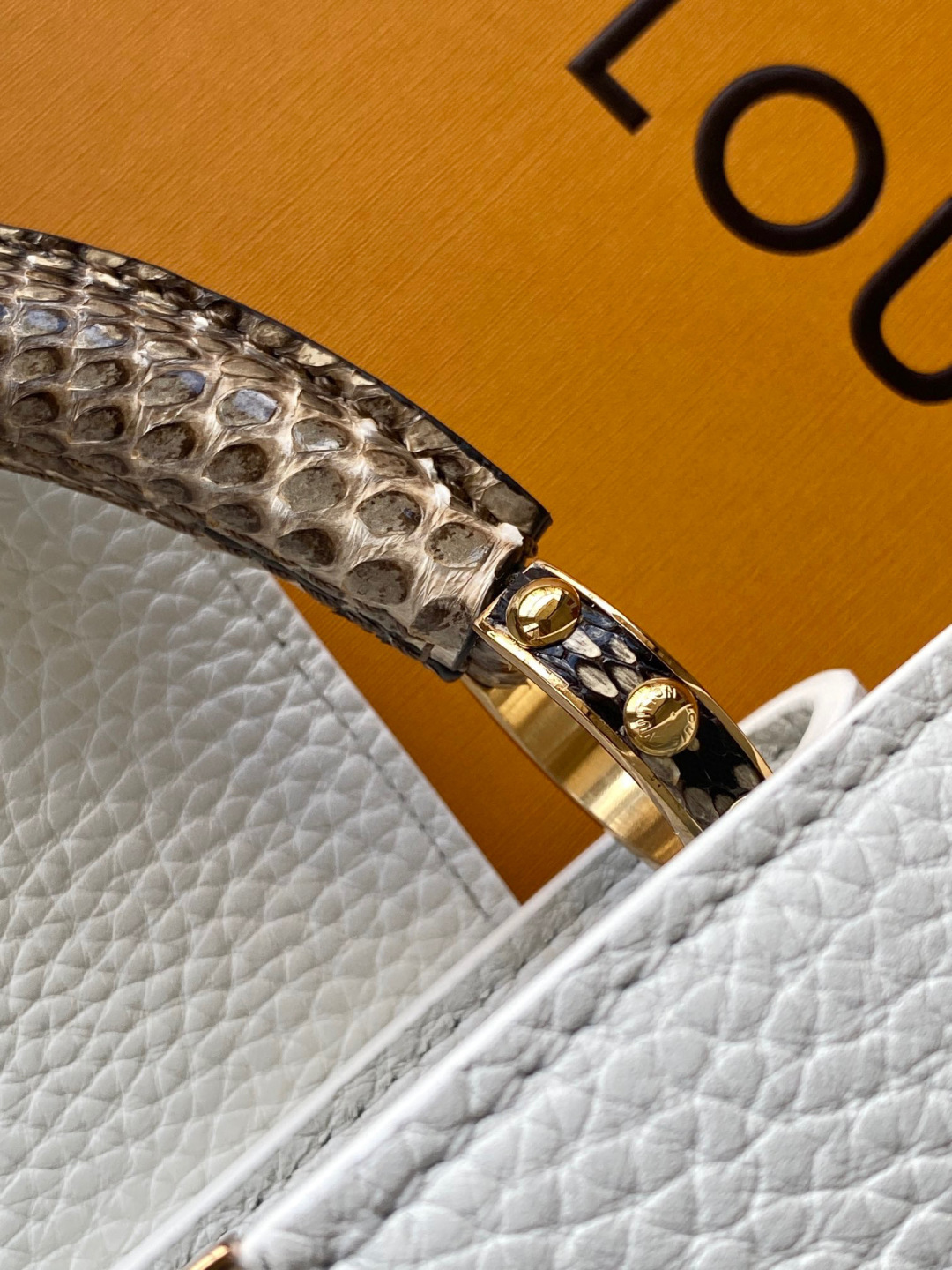 Louis Vuitton N85515 全钢 进口牛皮白配亮光蟒蛇金动态163 2024 夏季款 Capucines 迷你手袋取材 Taurillon 进口牛皮革