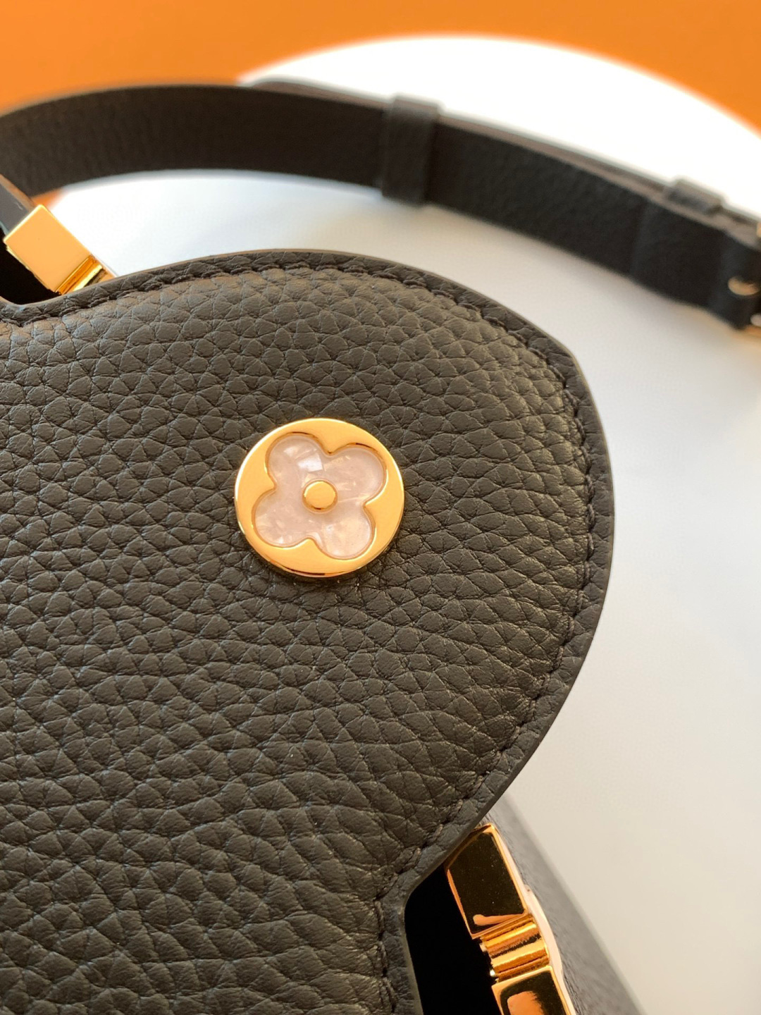 Louis Vuitton 全钢 M25404 黑色金 本款Capucines BB手袋取材 Taurillon 牛皮革