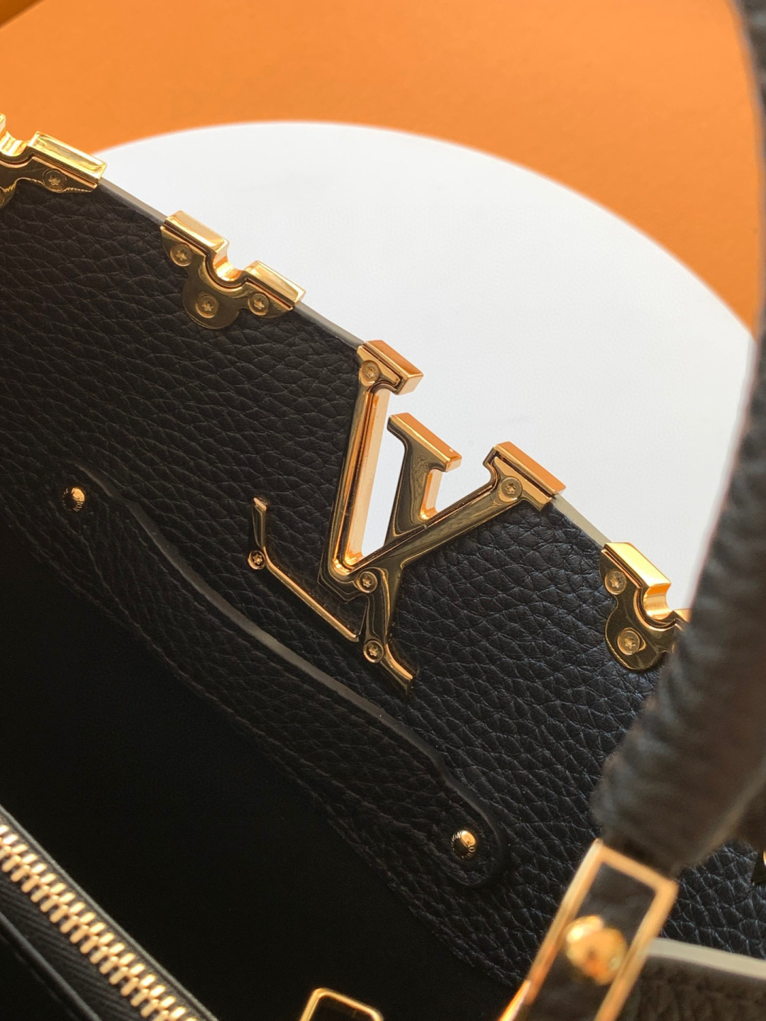 Louis Vuitton 全钢 M25404 黑色金 本款Capucines BB手袋取材 Taurillon 牛皮革