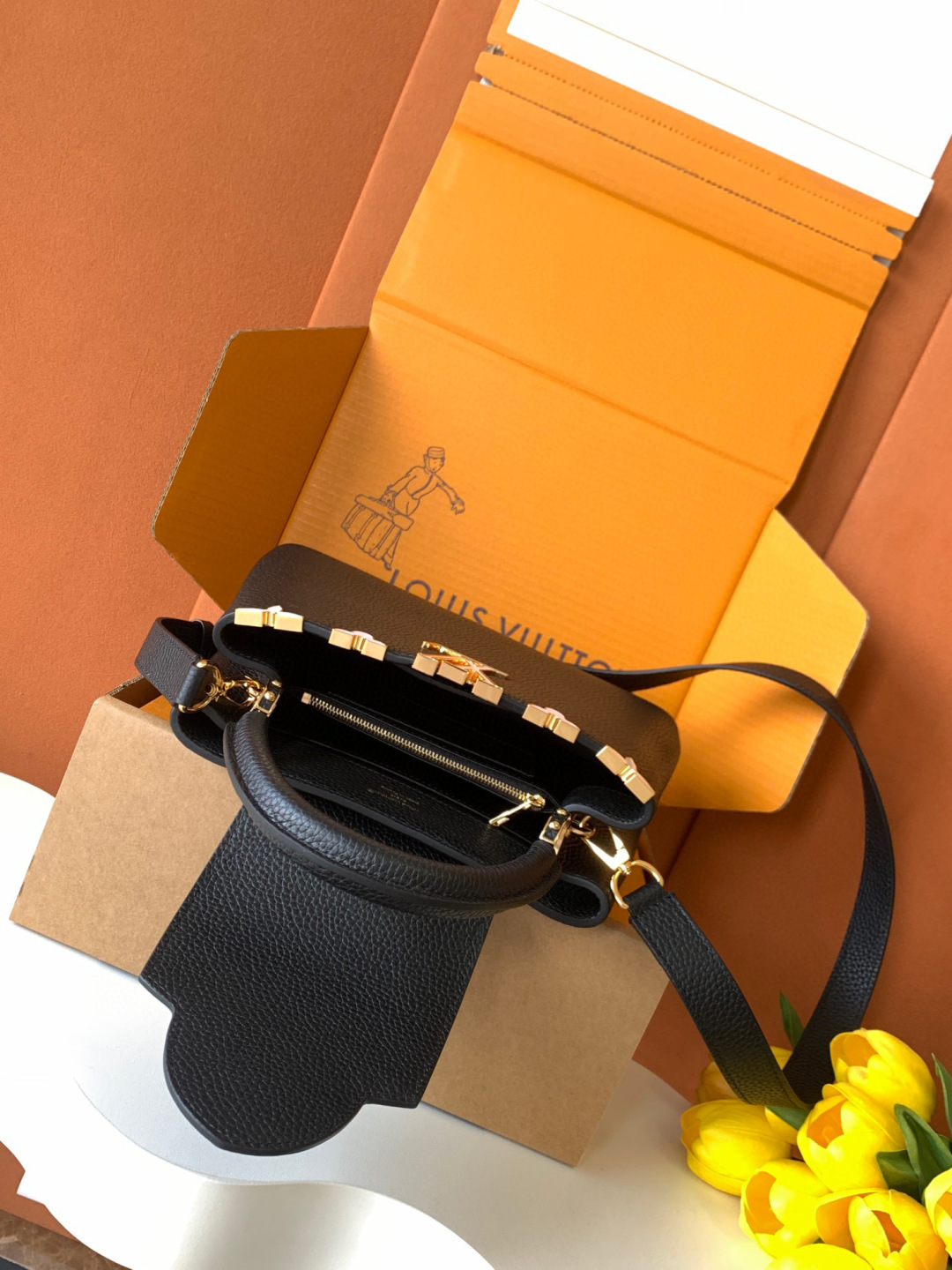 Louis Vuitton 全钢 M25404 黑色金 本款Capucines BB手袋取材 Taurillon 牛皮革