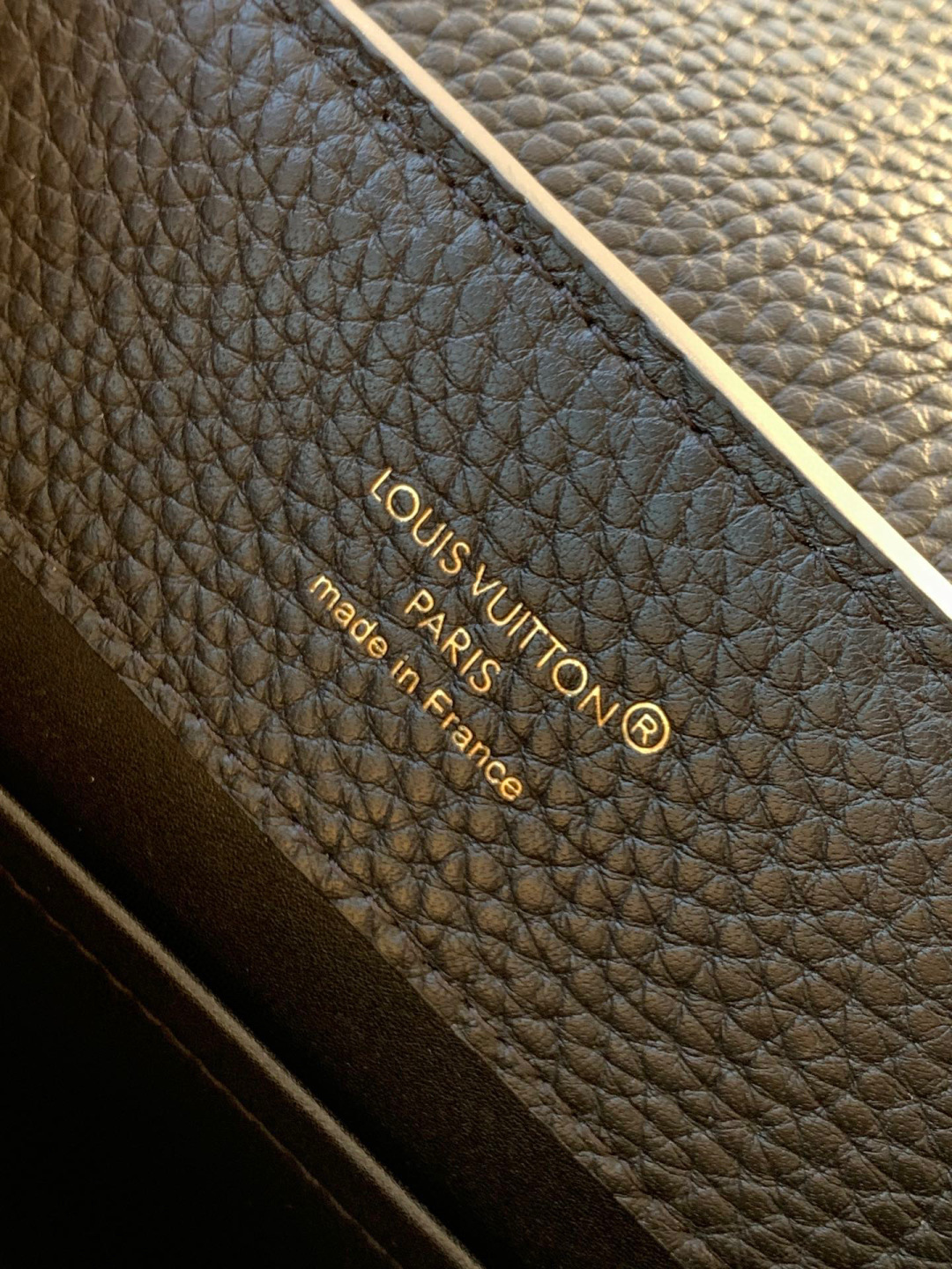 Louis Vuitton 全钢 M25404 黑色金 本款Capucines BB手袋取材 Taurillon 牛皮革