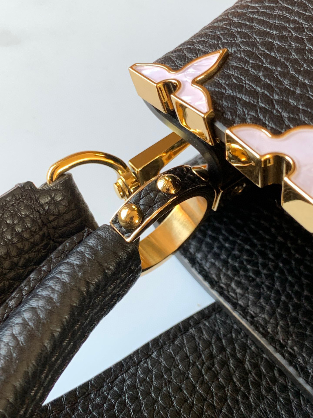 Louis Vuitton 全钢 M11341黑色金 本款Capucines迷你手袋出自Flower Crown系列