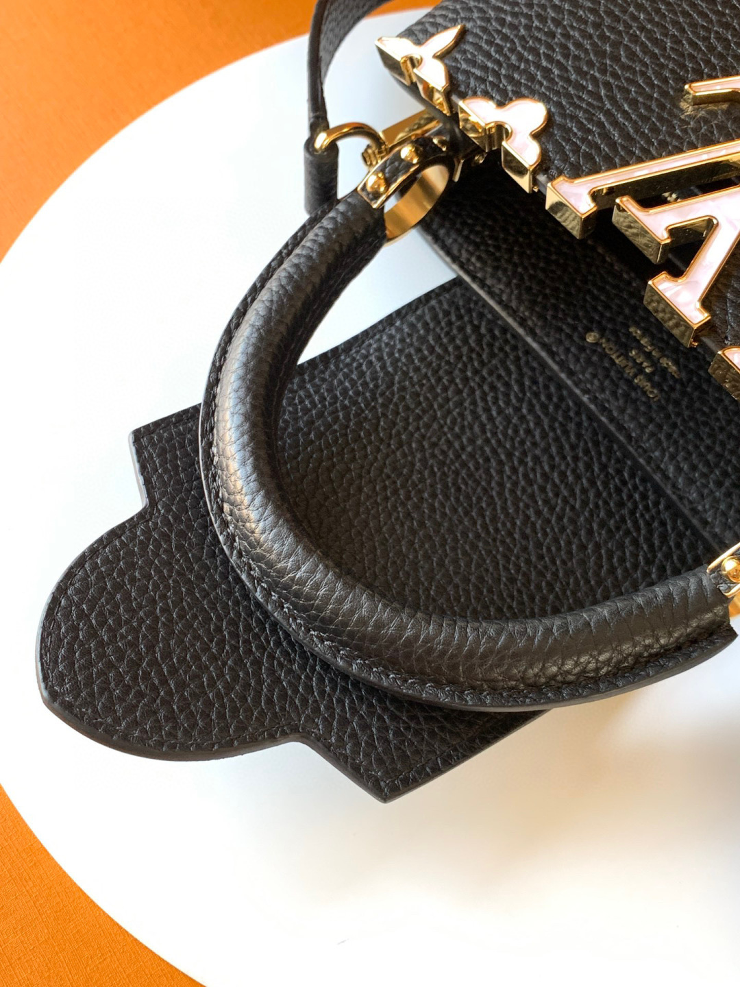 Louis Vuitton 全钢 M11341黑色金 本款Capucines迷你手袋出自Flower Crown系列