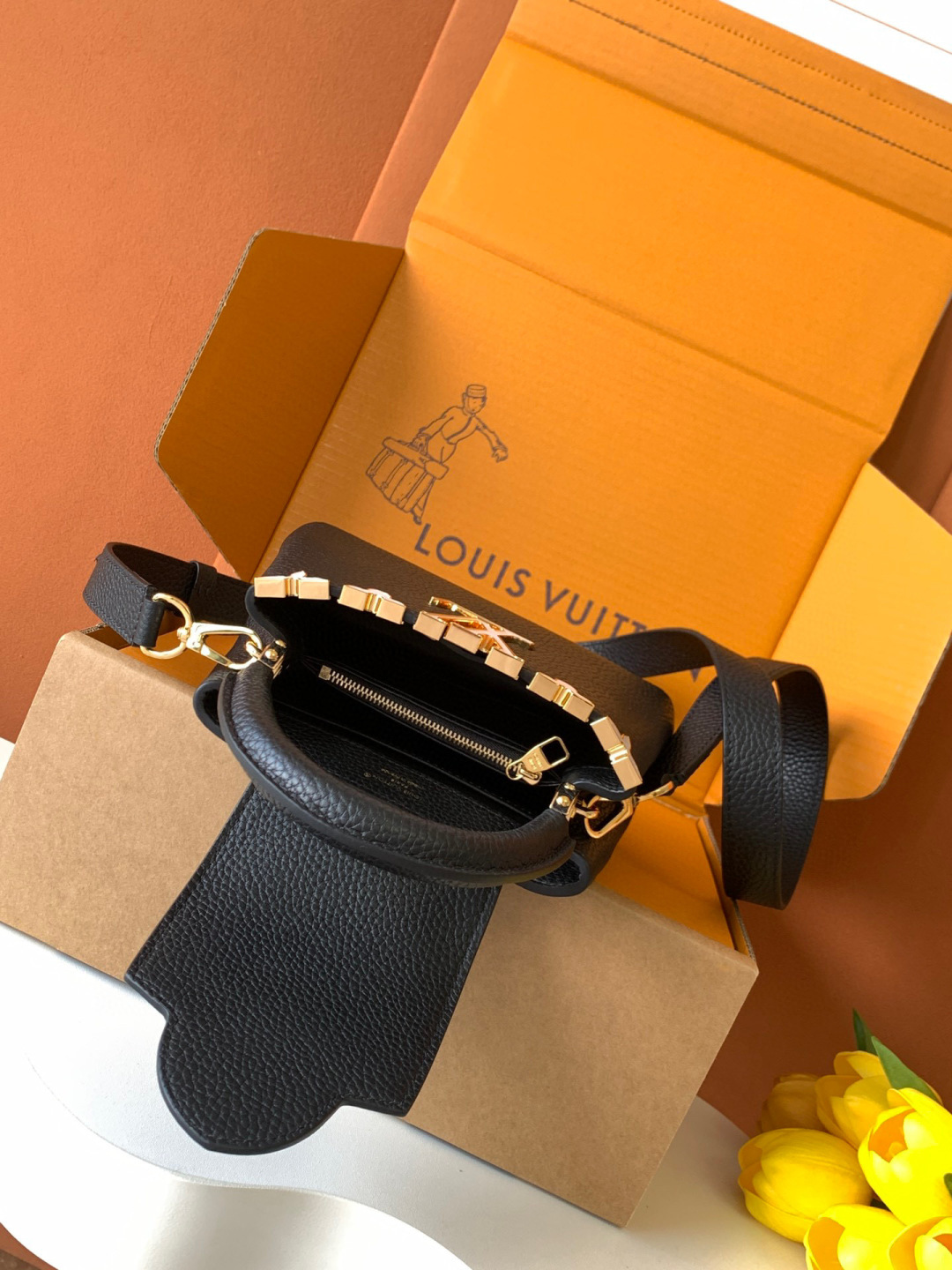 Louis Vuitton 全钢 M11341黑色金 本款Capucines迷你手袋出自Flower Crown系列