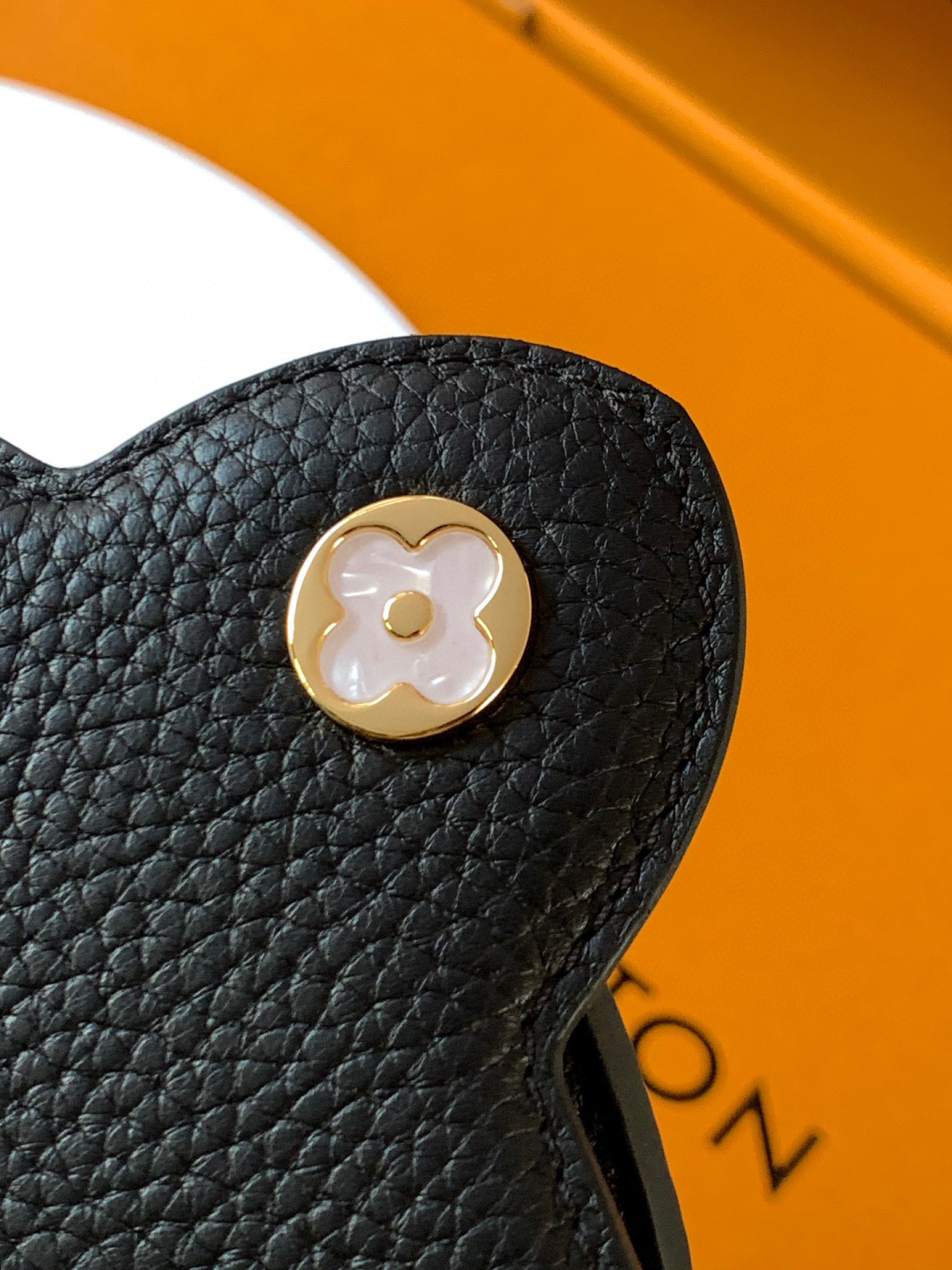 Louis Vuitton 全钢 M11341黑色金 本款Capucines迷你手袋出自Flower Crown系列