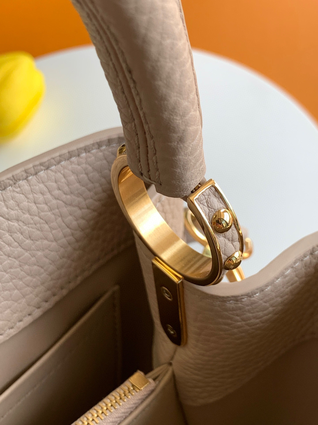 Louis Vuitton 全钢 M25404 灰紫金 本款Capucines BB手袋取材 Taurillon 牛皮革
